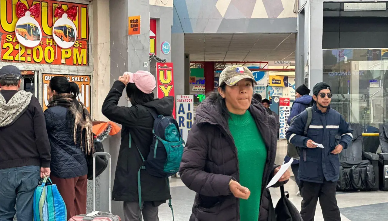“Está muy caro”: viajeros reportan incremento del precios de pasajes por fin de año en la Terminal de Buses de La Paz