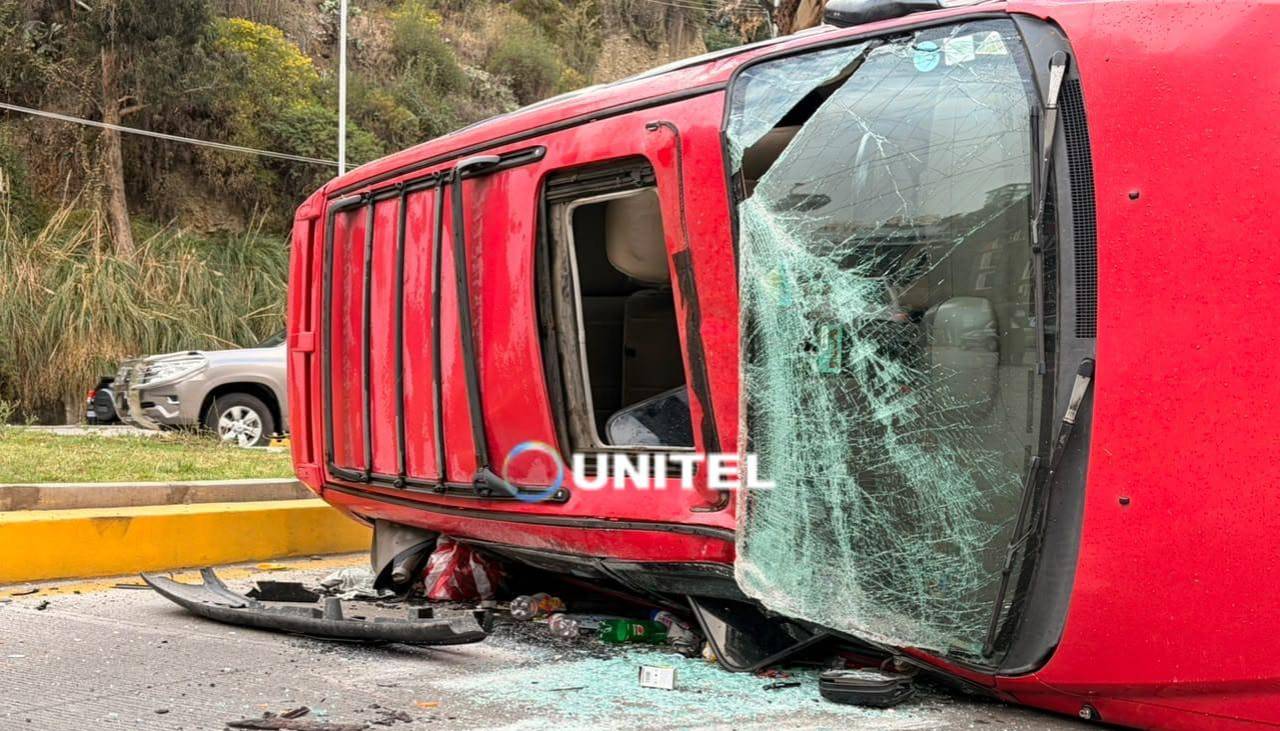 Accidente deja dos heridos tras impacto de un minibús y un auto particular que quedó volcado en la avenida Poeta