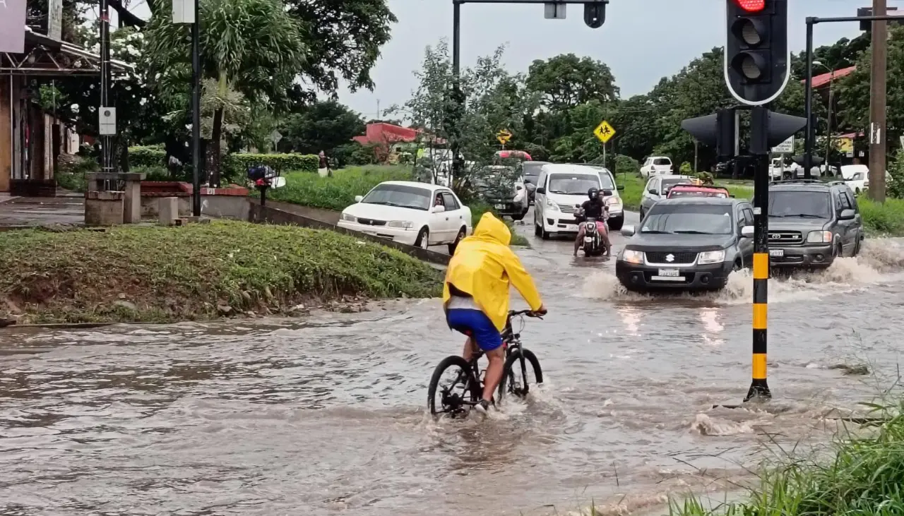 Las fuertes lluvias persisten en la capital cruceña y los vuelos en Viru Viru se vieron afectados por al menos una hora