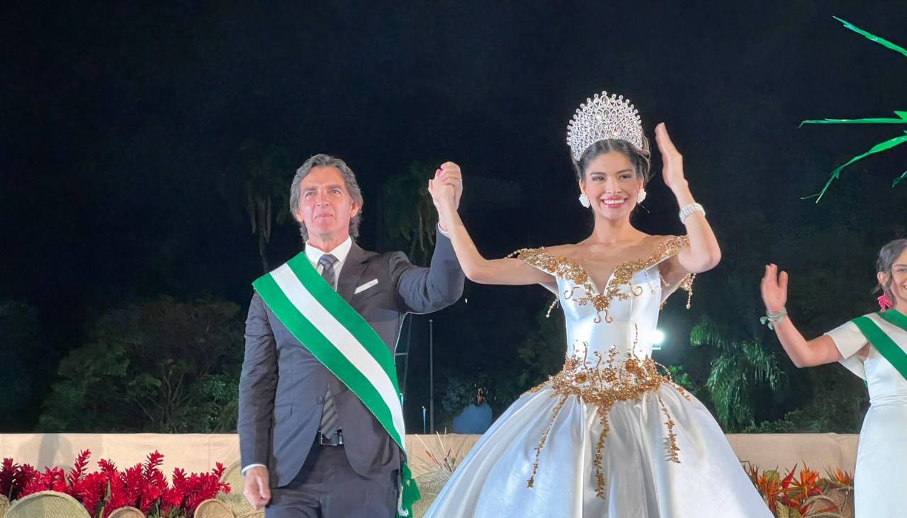 Entre aplausos y tradición, Camila Zenteno es coronada Reina de Santa Cruz