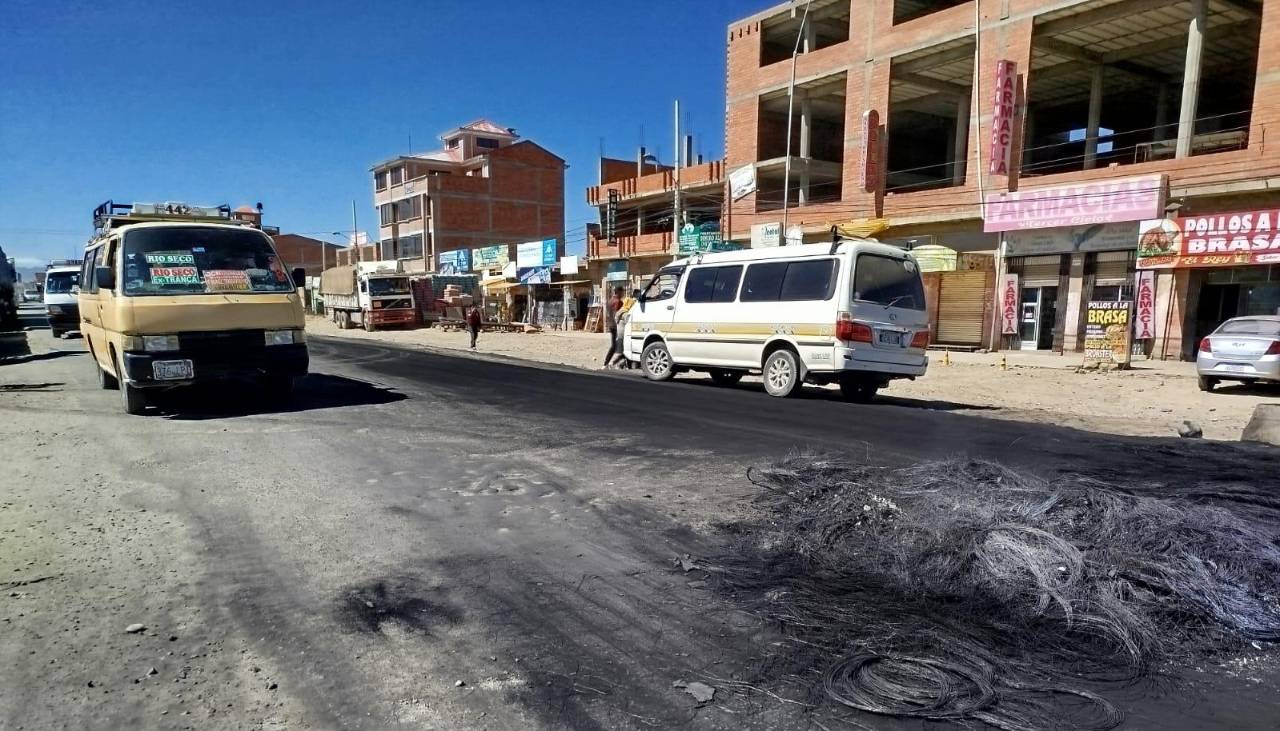 Choferes levantan bloqueo en la ruta El Alto - Desaguadero tras la llegada de una cisterna con combustible 