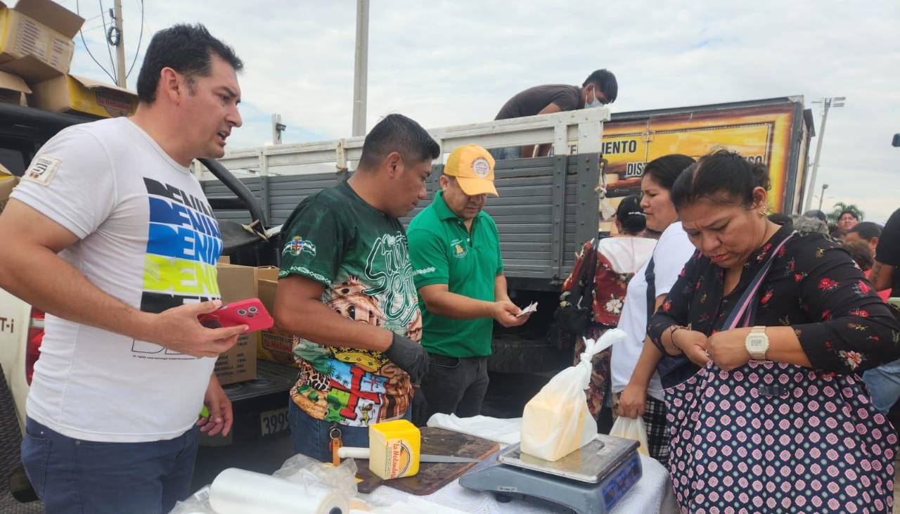 Cambódromo: Venden queso a Bs 35 el kilo en feria ante bloqueos que impiden trasladar el producto al occidente