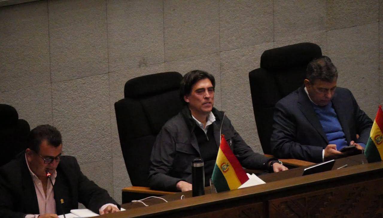 Interpelación: Inicia votación por la censura o aprobación para el ministro Zamora por tarifas y servicios de BoA