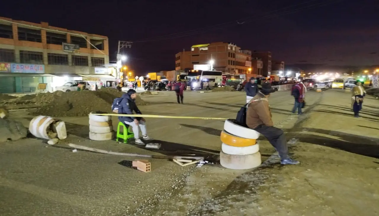 La Paz: Buses buscan rutas alternas ante bloqueos en carreteras, reporta la terminal terrestre