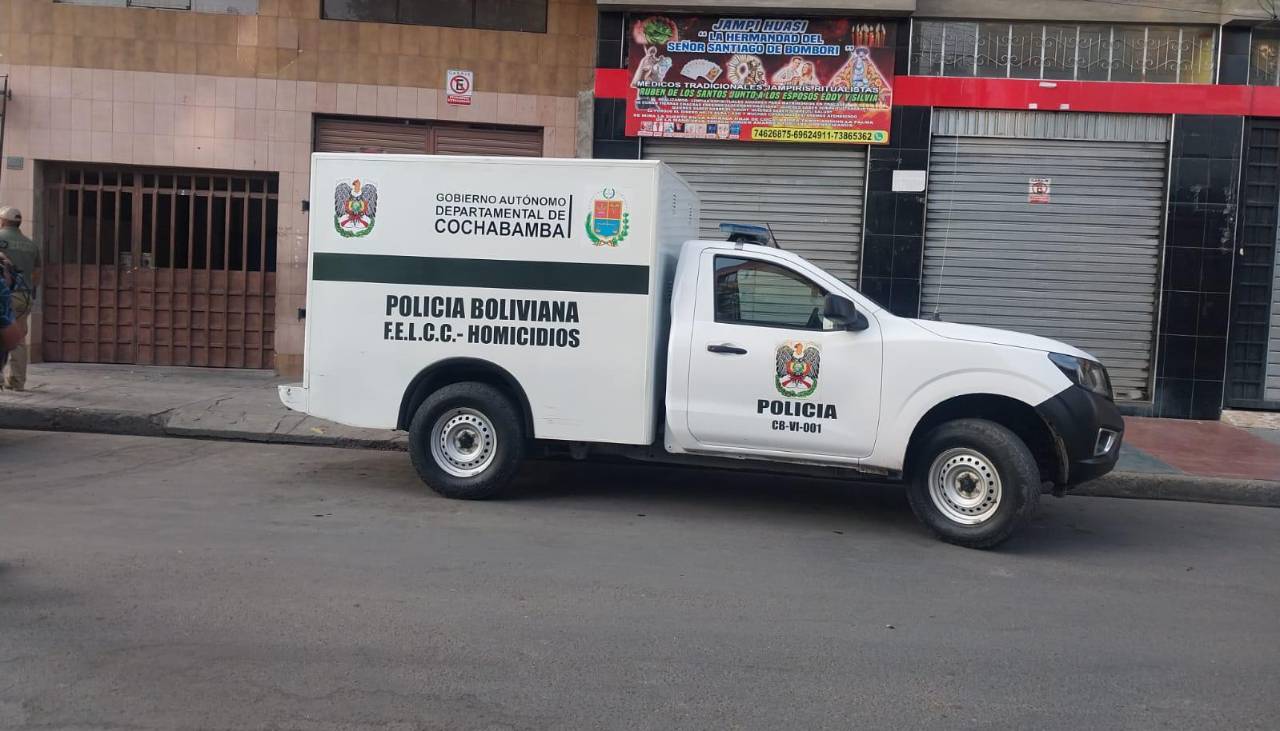 Mujer que mató a su esposo con un cuchillo declara que actuó en defensa propia; su hijo entregó el arma a la Policía