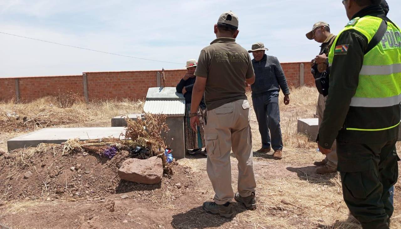 Una exhumación reveló un feminicidio; dos hombres y dos trabajadores de una funeraria son investigados