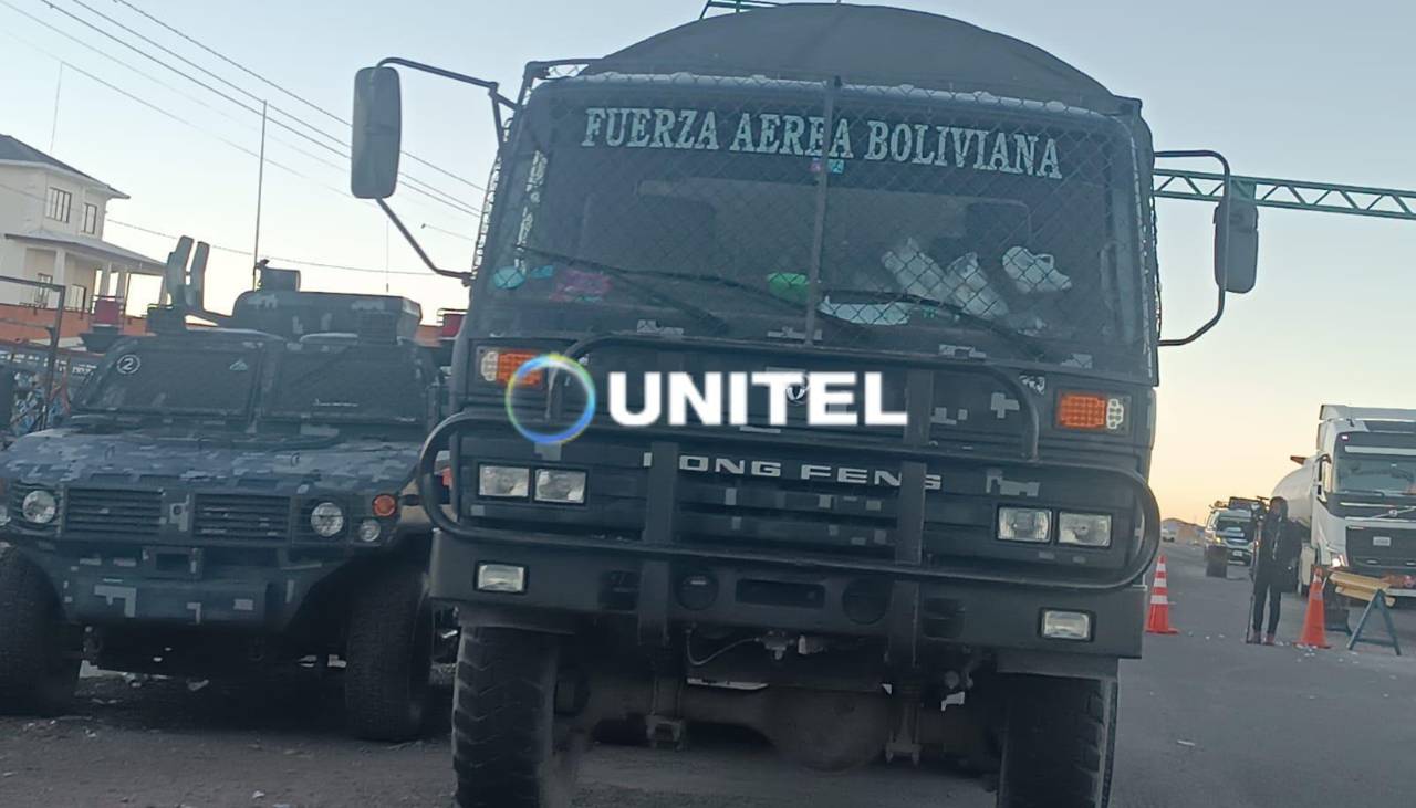 Policías y militares resguardan la carretera La Paz - Oruro y otras rutas troncales para evitar bloqueos