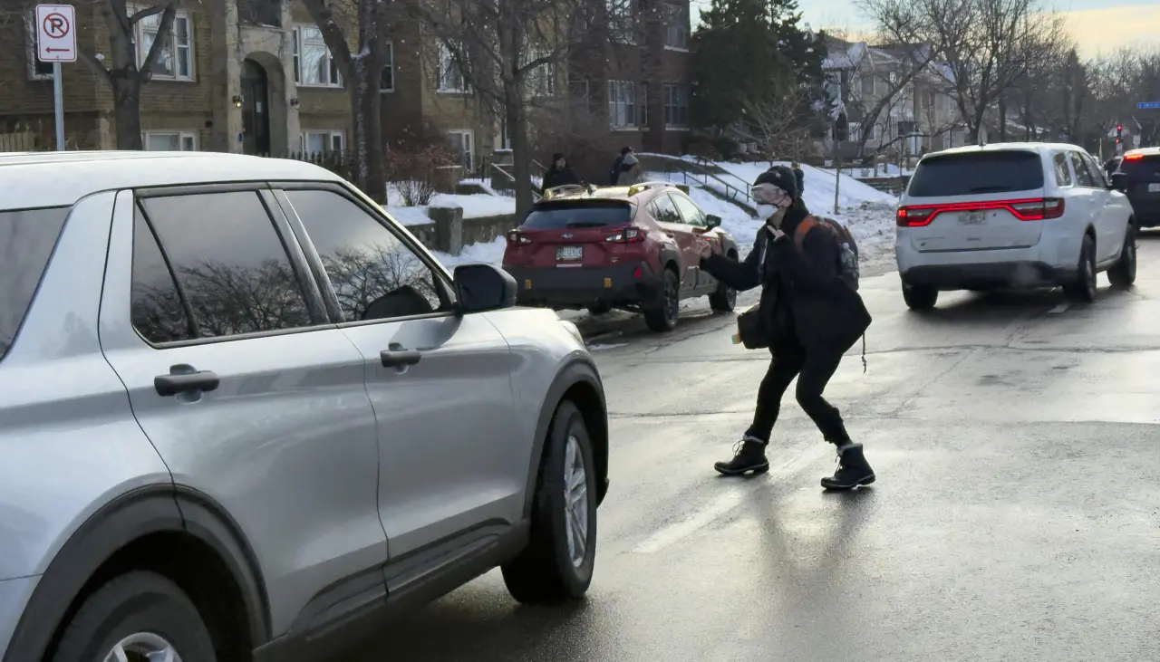 Agente del ICE mata a tiros a una mujer en Mineápolis durante un operativo