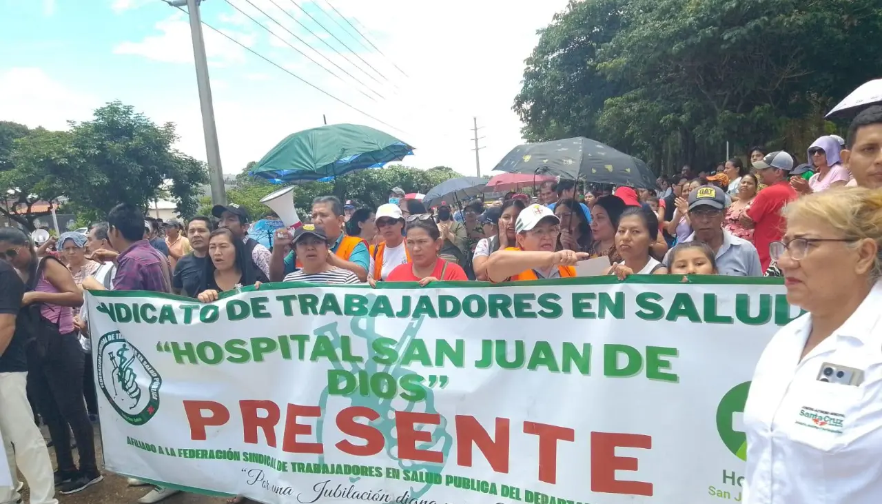 Trabajadores de salud acatan su tercer día de paro en Santa Cruz para exigir sueldos