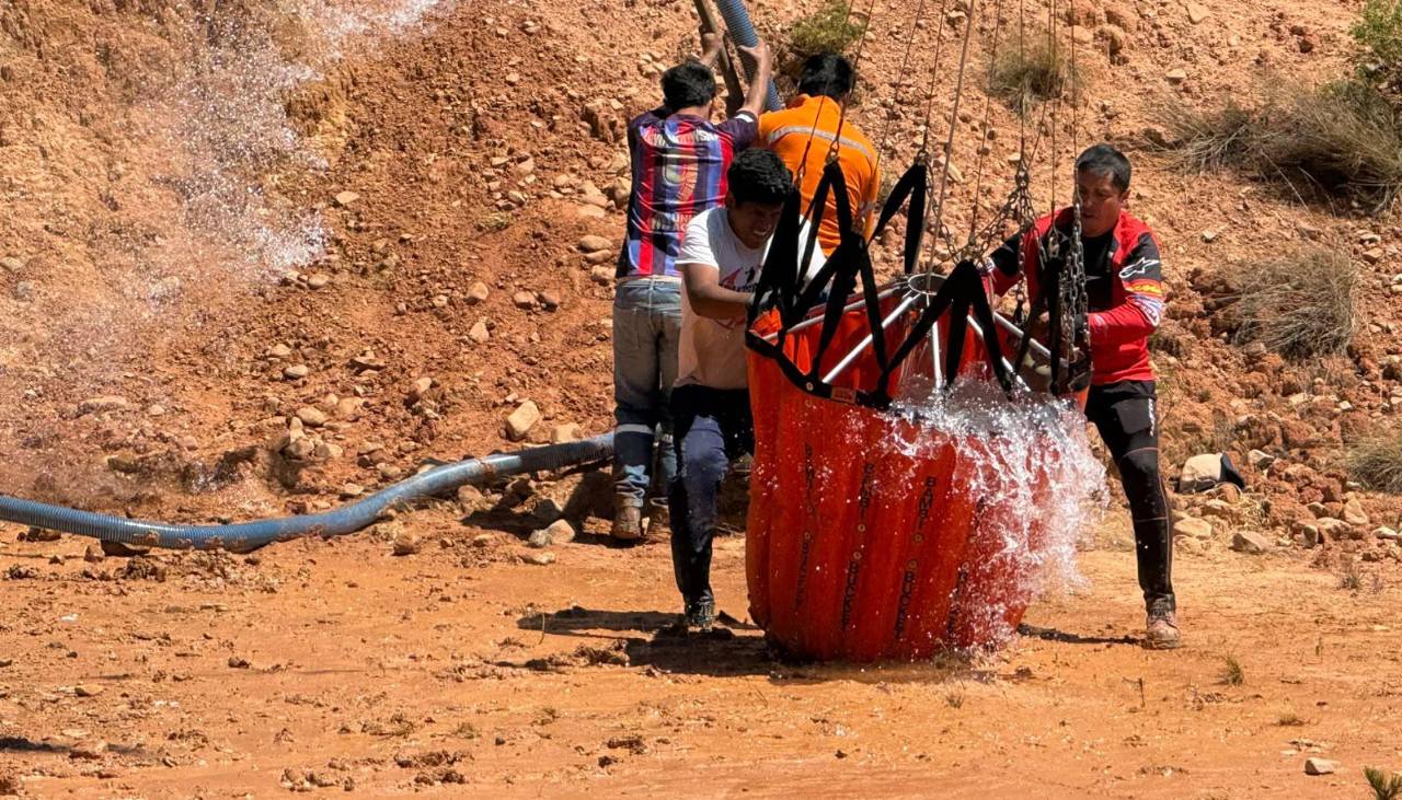 Cochabamba: Sistema Bambi Bucket inicia operaciones para mitigar incendio forestal en Mizque