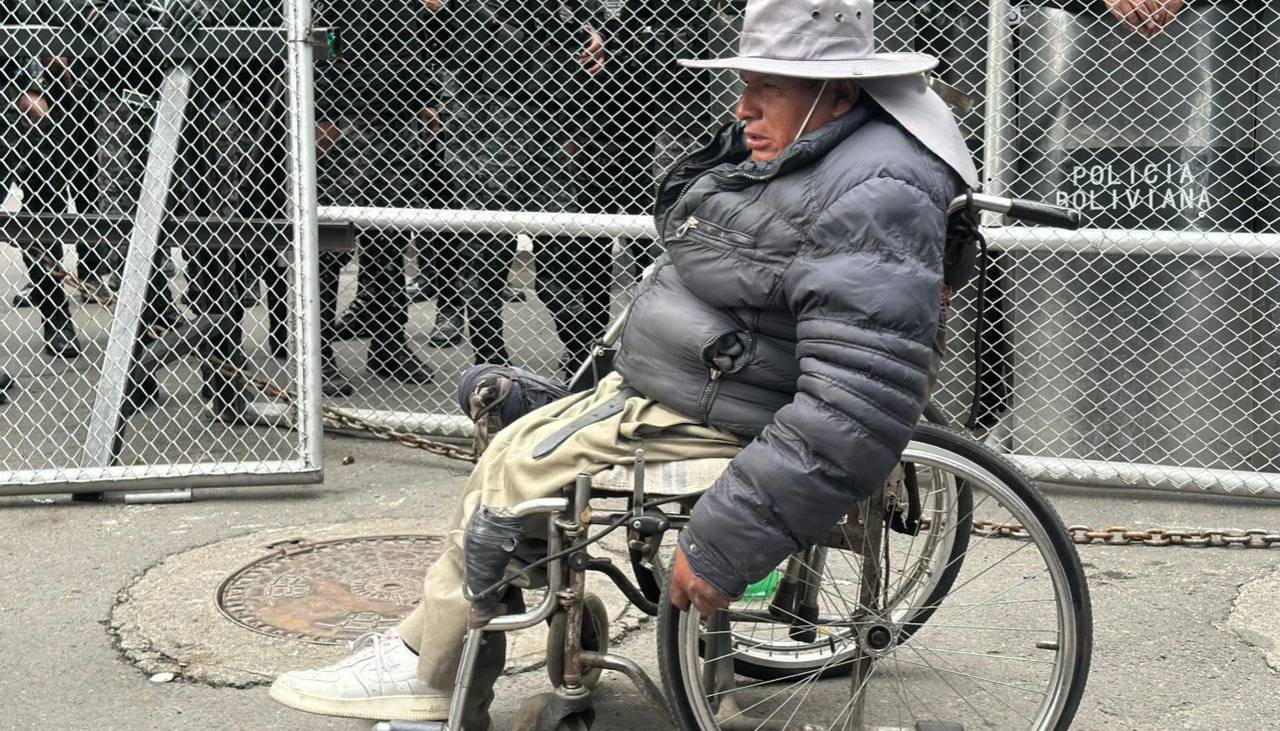 Personas con discapacidad intentan ingresar a la plaza Murillo y la Policía bloquea acceso con vallas metálicas