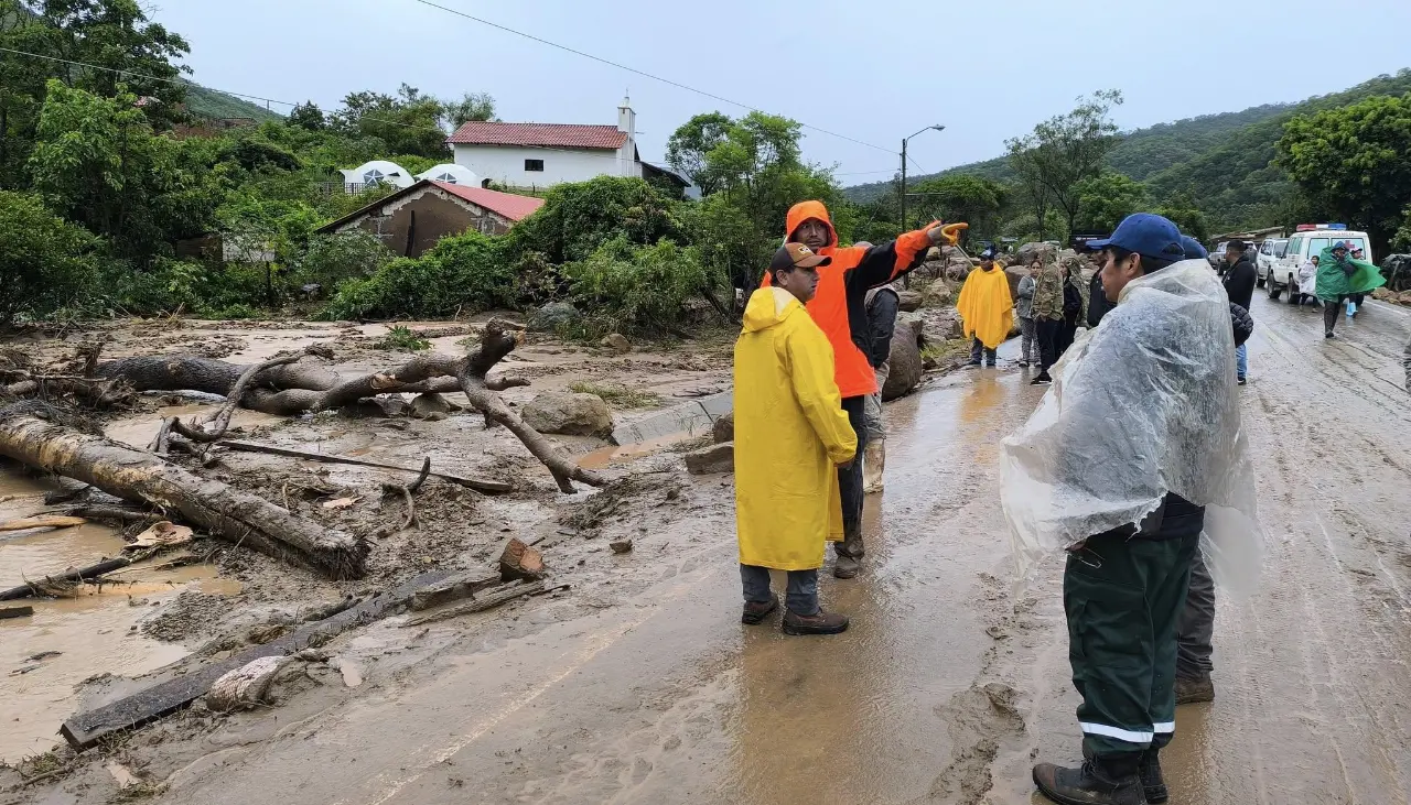 Las intensas lluvias y la caída de un árbol ocasiona “la rotura del oleoducto Santa Cruz-Samaipata”