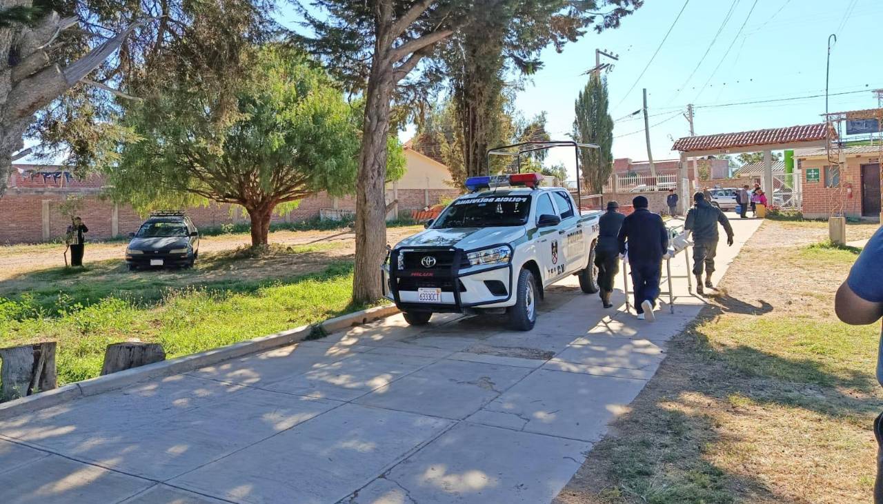 Intentó proteger a su hija y fue apuñalada por su pareja; el sujeto huyó y es buscado por la Policía