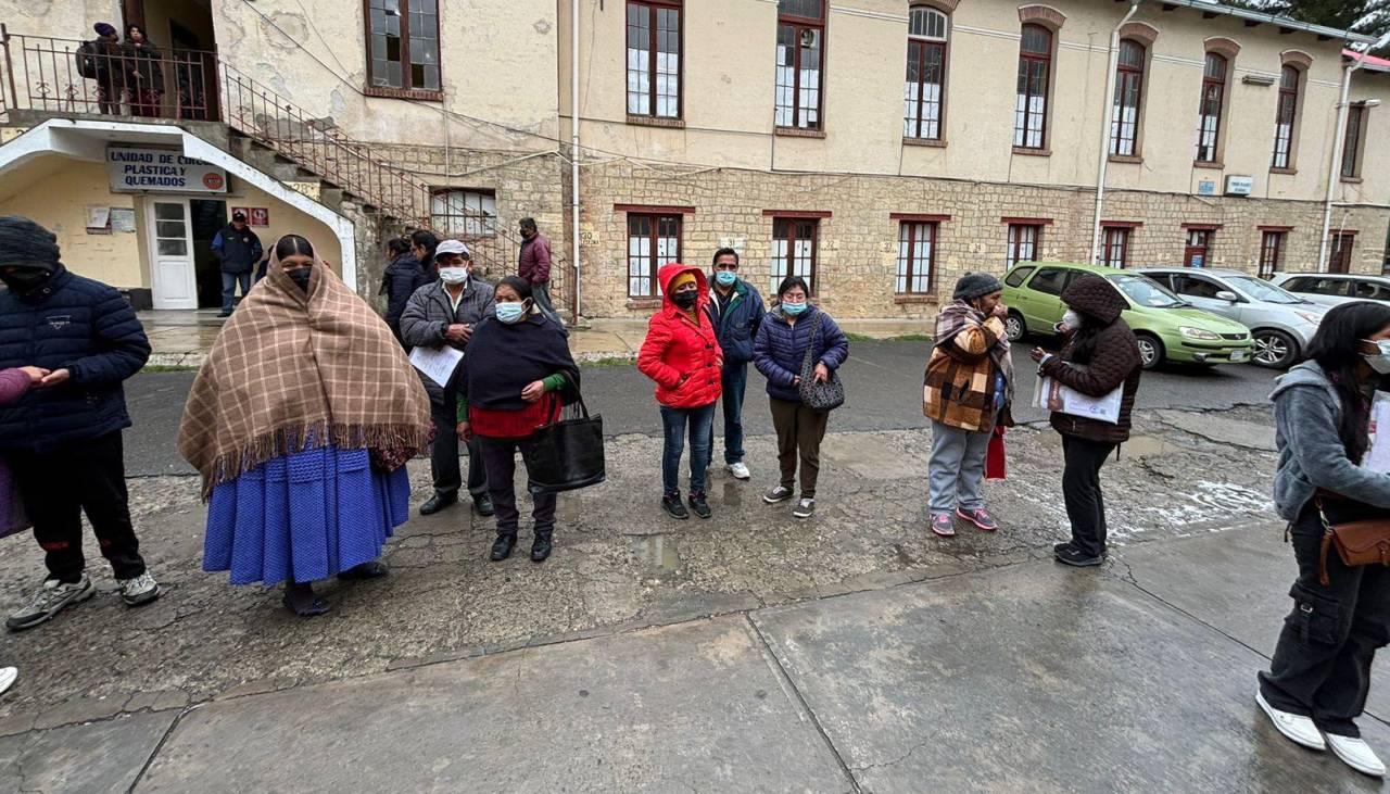 Hospital de Clínicas: Pacientes protestan porque una vez en ventanilla les piden prueba Covid para atención