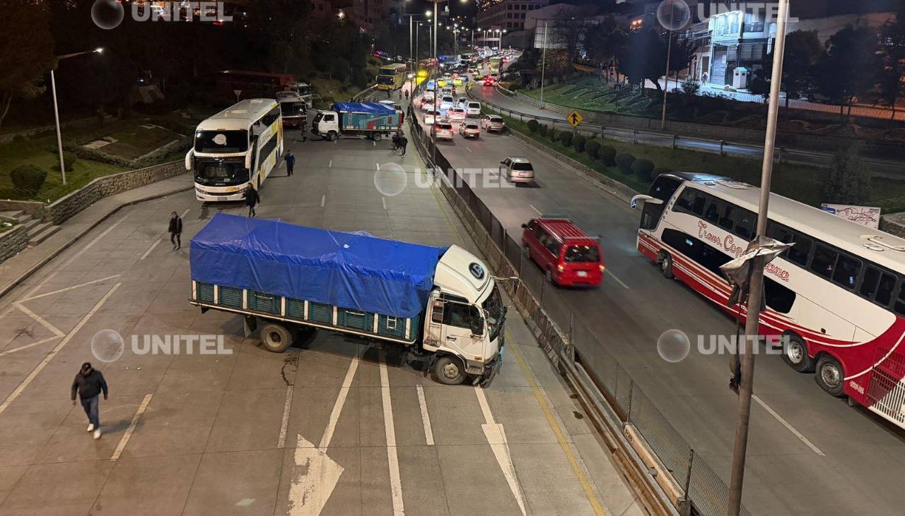Transportistas activan bloqueo en la autopista de La Paz por las filas por diésel