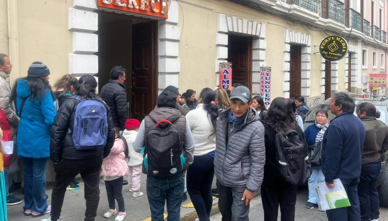 Largas filas y reclamos persisten en el Sereci de La Paz este miércoles, en medio de las inscripciones escolares
