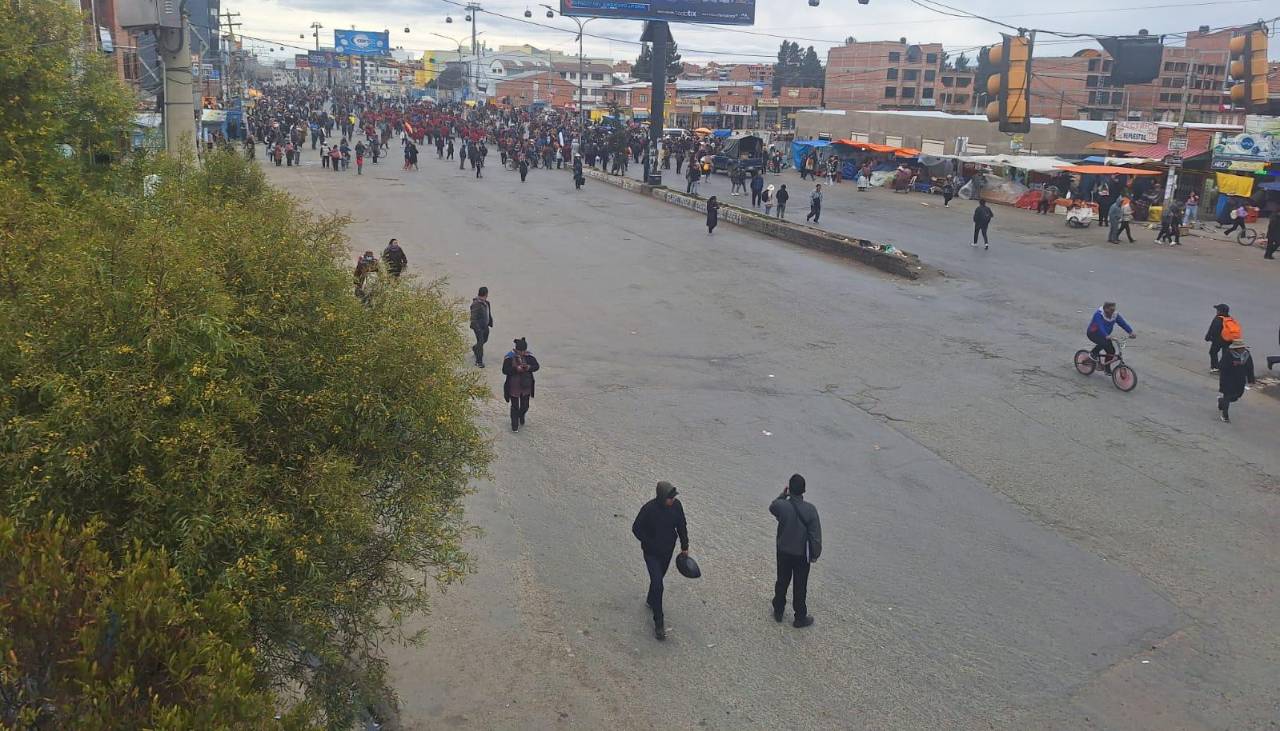 Bloqueos: Ponchos rojos apedrean a minibuses y provocan zozobra en El Alto
