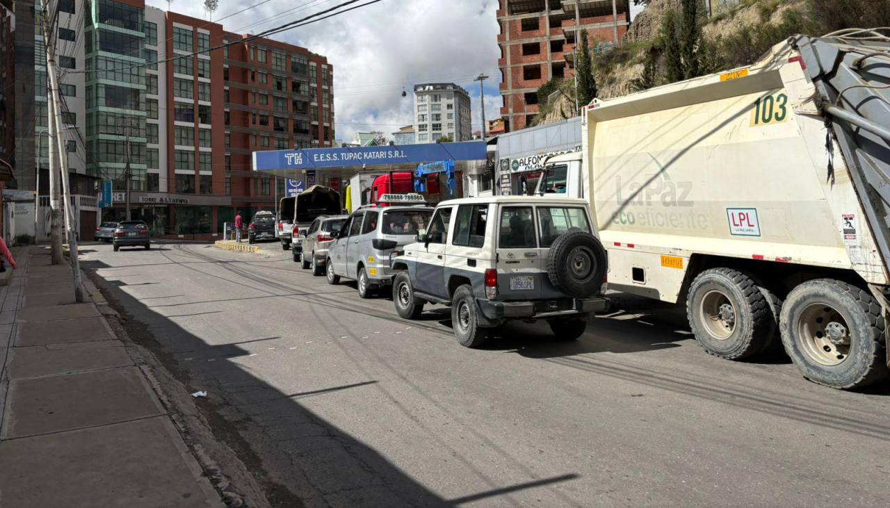 Las filas por combustible persisten en al menos tres departamentos de Bolivia