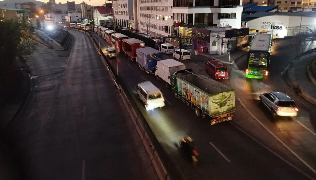 ANH dice que convocará al transporte para tratar la escasez de combustible; choferes de El Alto dieron plazo al Gobierno 