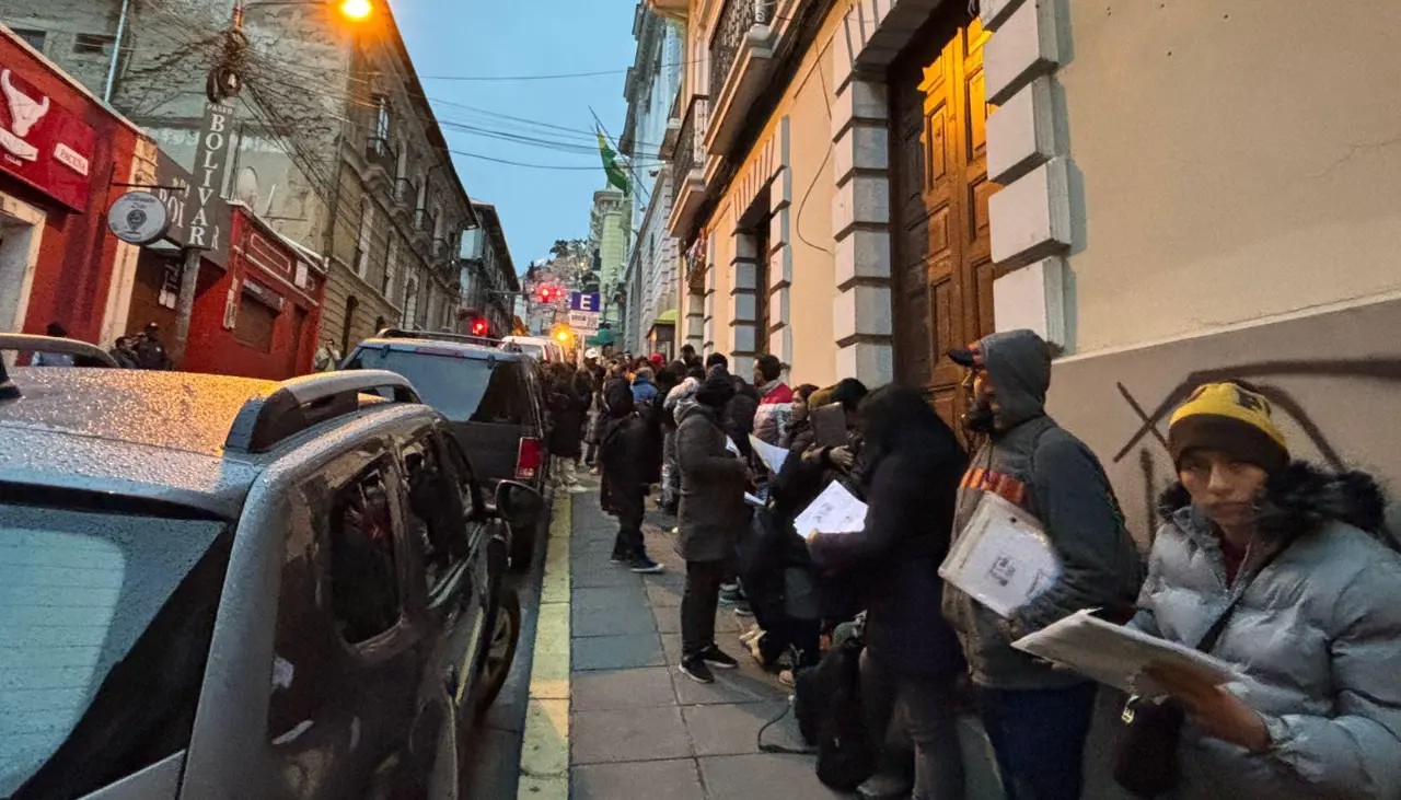 Las filas vuelven este lunes a las oficinas del Sereci de La Paz