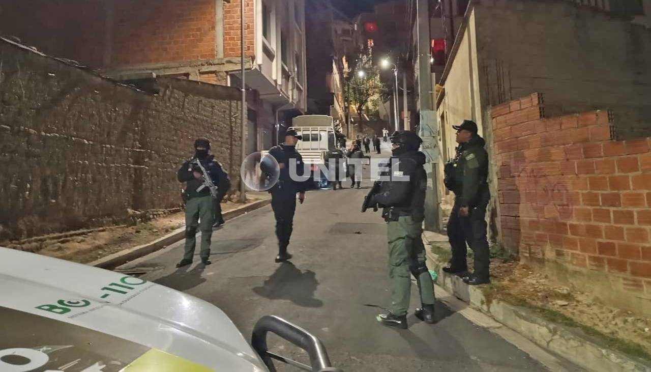 Encapuchados y armados atracan a una librecambista en la puerta de su casa