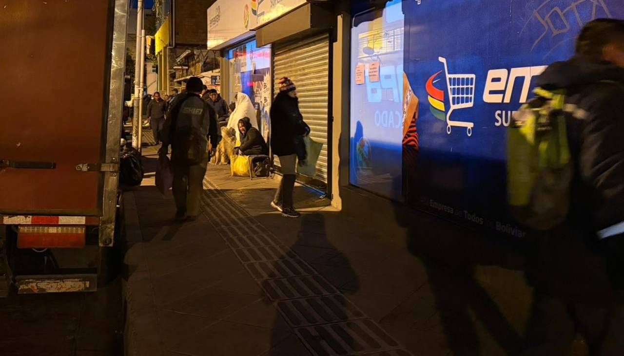 El bloqueo de caminos golpea a La Paz, que amanece con filas por combustibles y pollo