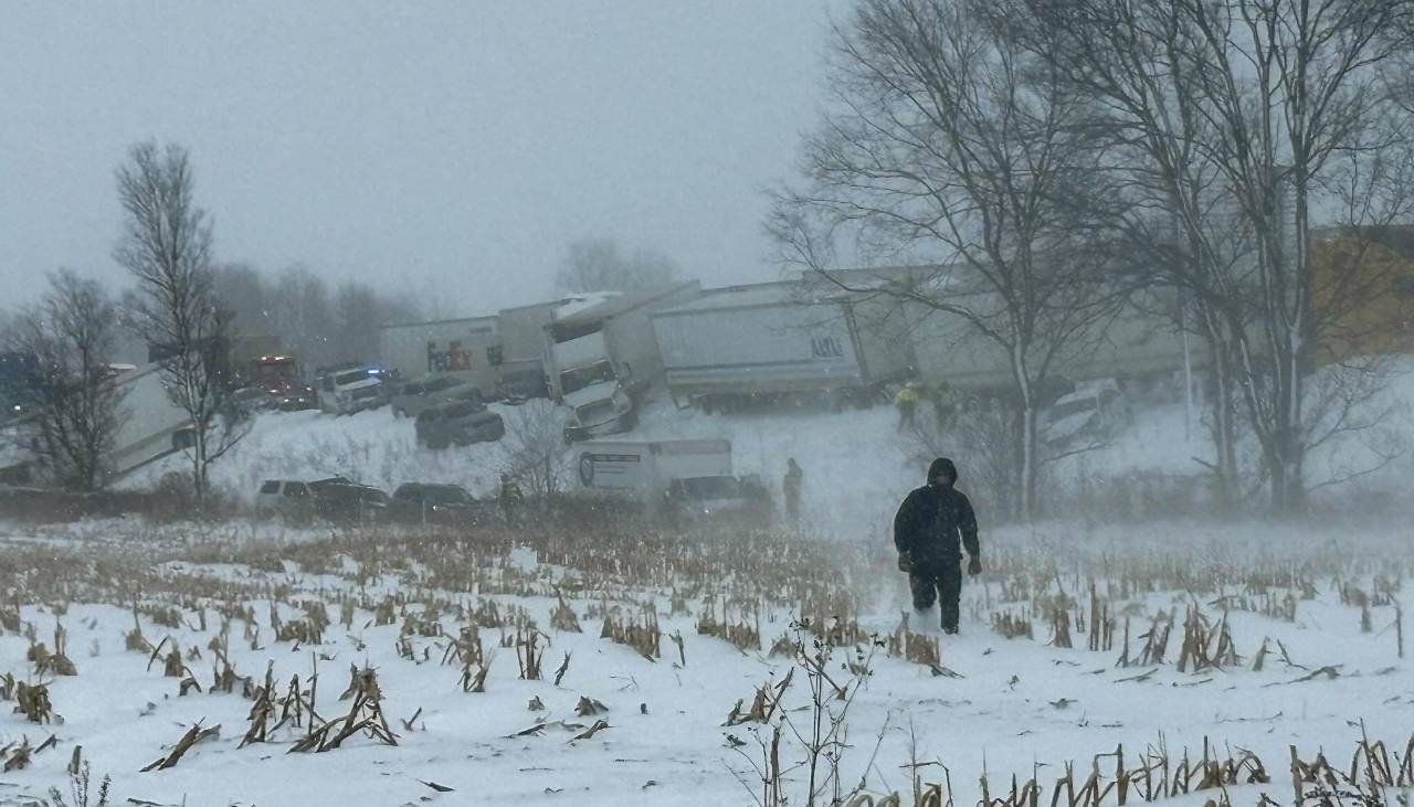 Conductores se encuentran varados tras choque de 100 autos por fuerte nevada en EEUU