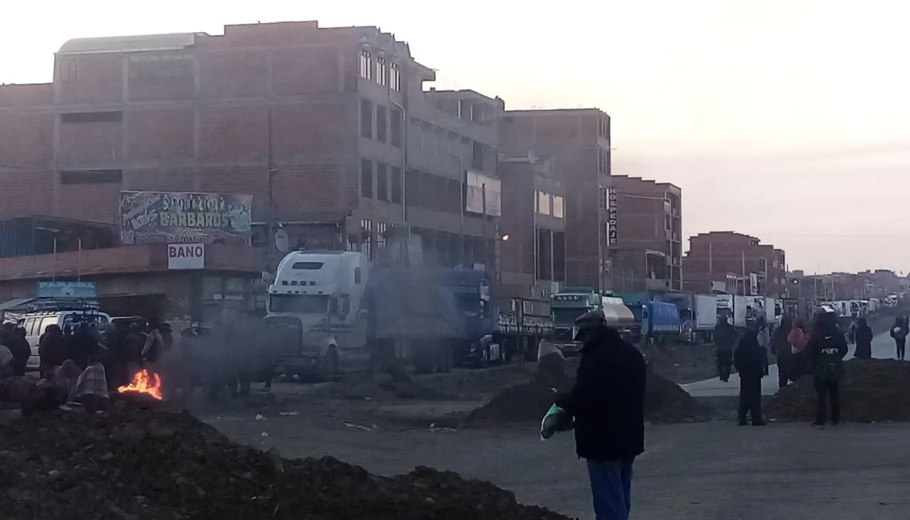 Terminal de buses de El Alto suspende sus salidas por los bloqueos