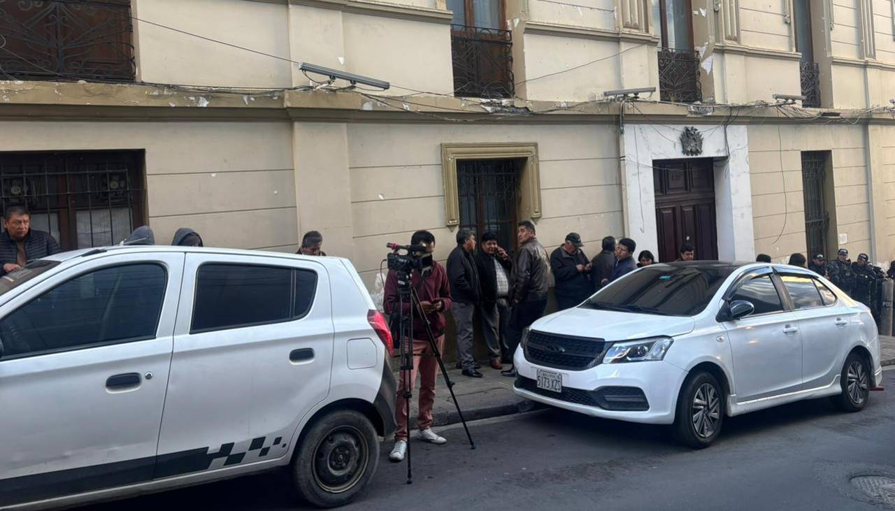Choferes llegan a la Casa Grande para el diálogo y advierten que sin la presencia de Rodrigo Paz no habrá acuerdo