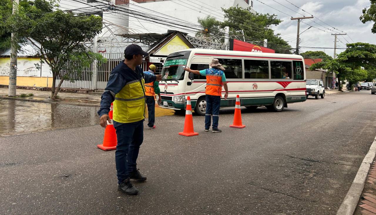 Alcaldía realiza controles y restringe el paso de micros en el centro cruceño