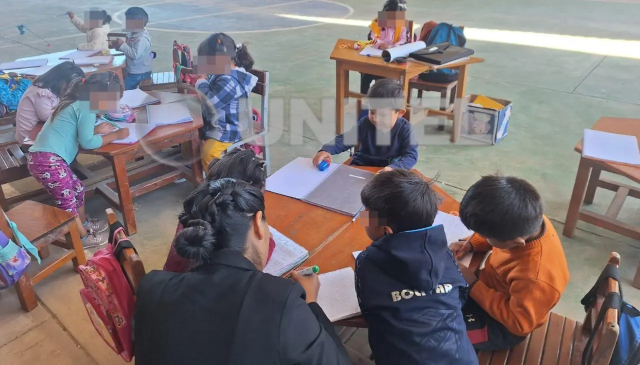 Tras inundaciones en Capinota, estudiantes pasan clases en el patio