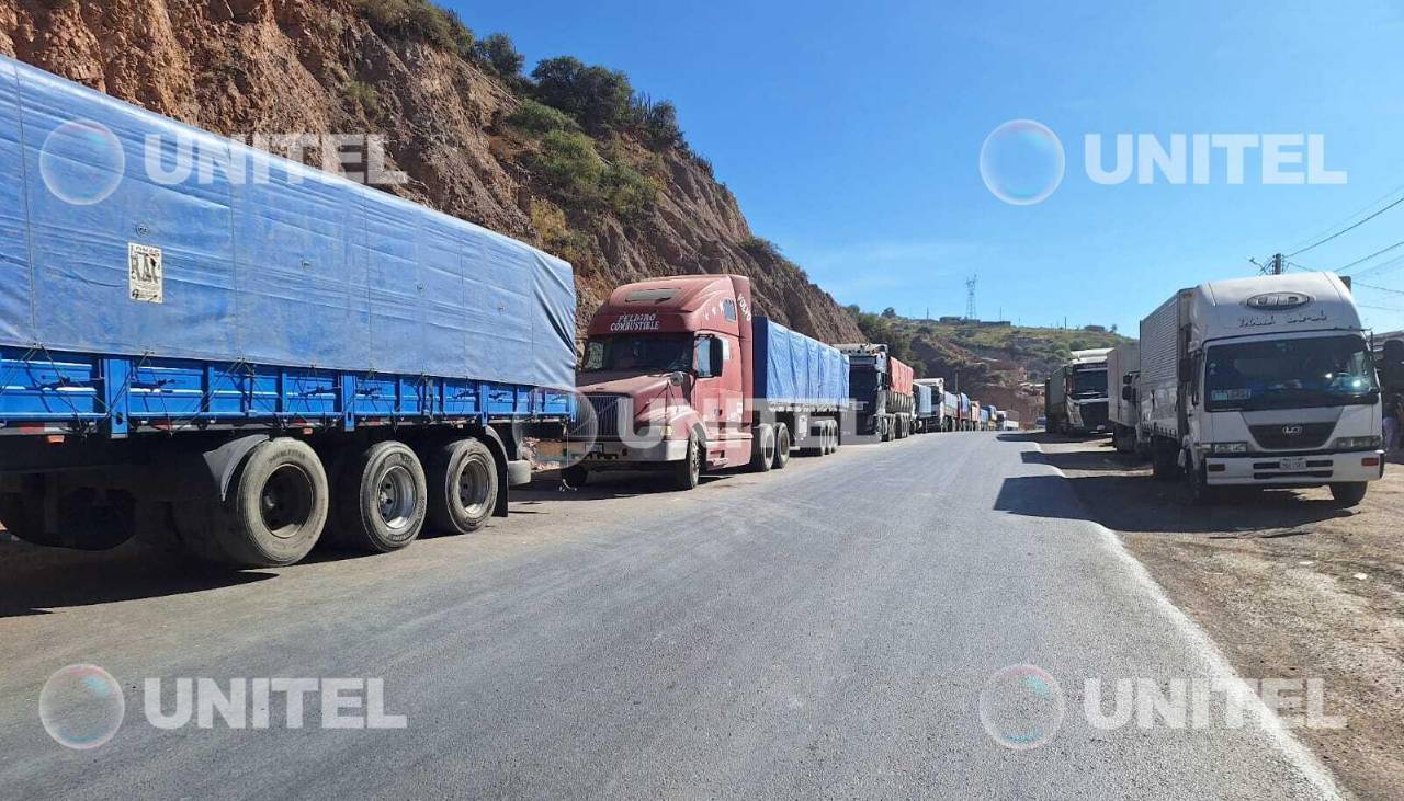 “Es inhumano”: reportan que 3.000 camiones están parados en las carreteras por los bloqueos
