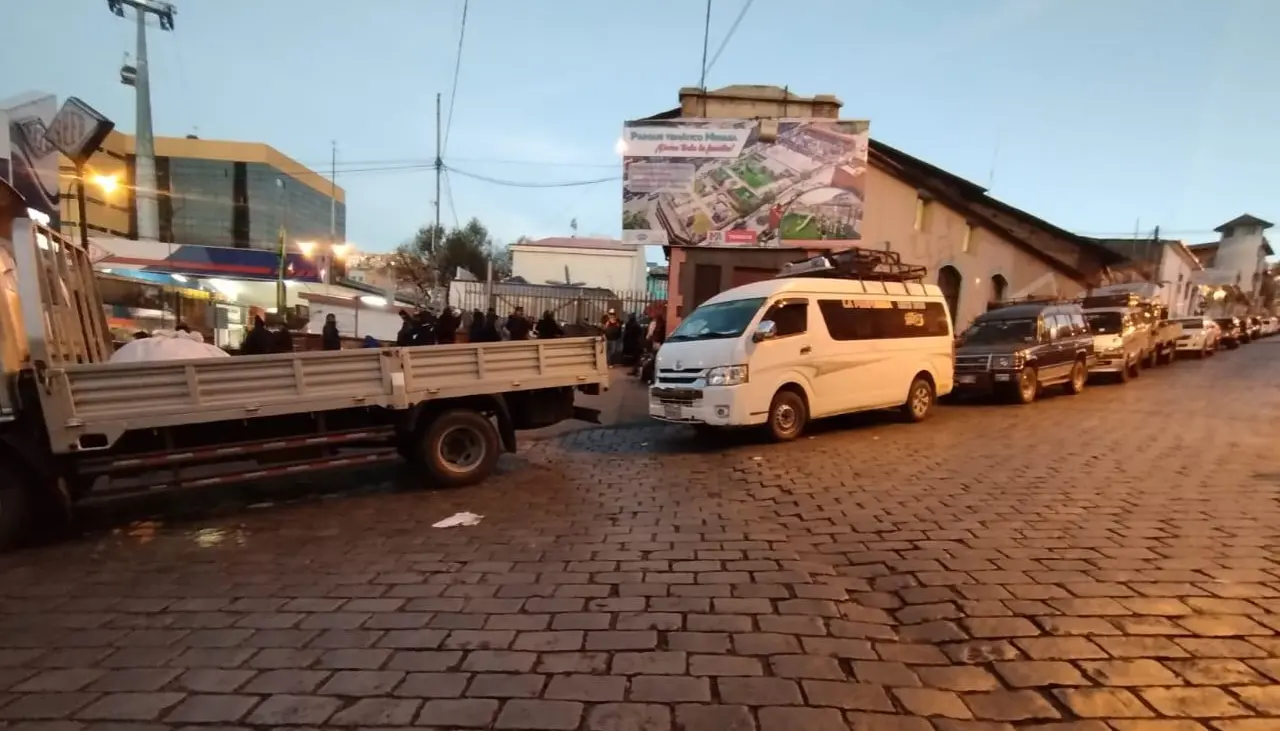 La Paz arranca su mes aniversario con filas por combustible en los surtidores