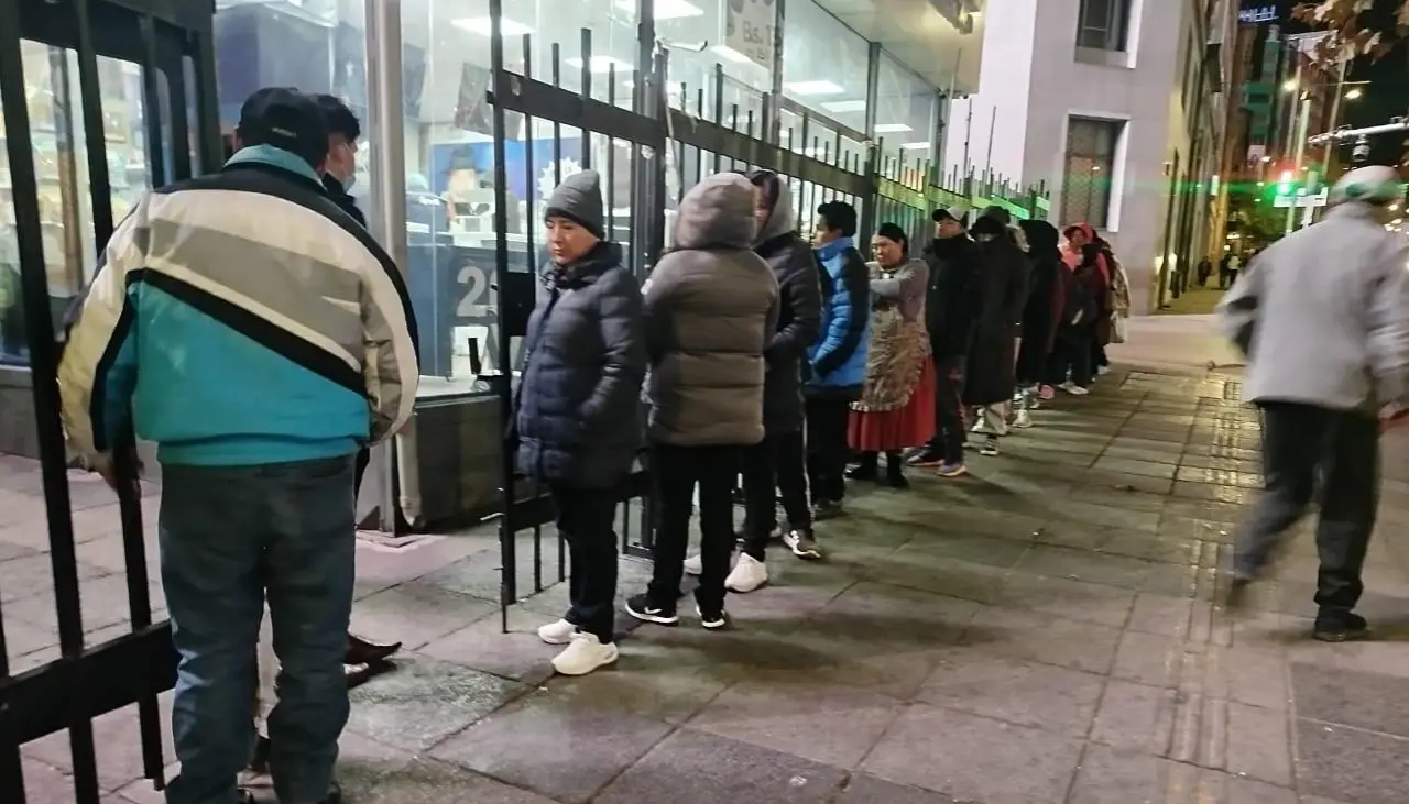 Búsqueda de aceite vegetal se agudiza en La Paz y Cochabamba; la gente hace fila en Emapa donde se raciona la venta del producto
