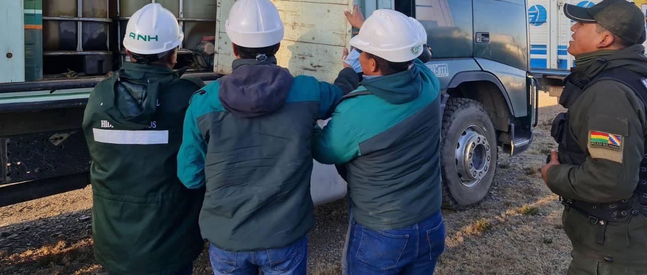 La Paz: Capturan a dos supuestos contrabandistas de combustible que ...