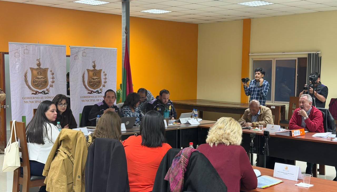 Alcalde Dockweiler y concejales se reúnen para tratar la legalidad de la directiva del Concejo de La Paz