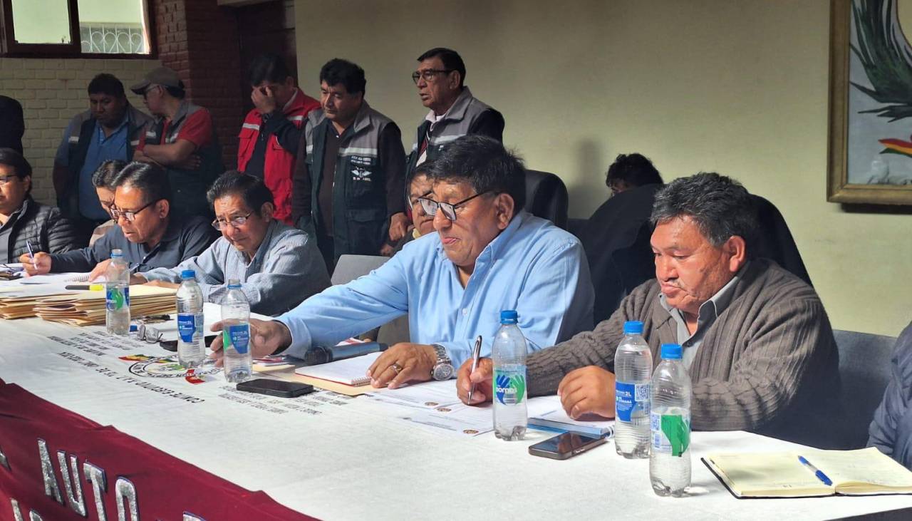 Choferes de Bolivia determinan paro nacional de 24 horas el 1 de agosto en reclamo por la falta de diésel