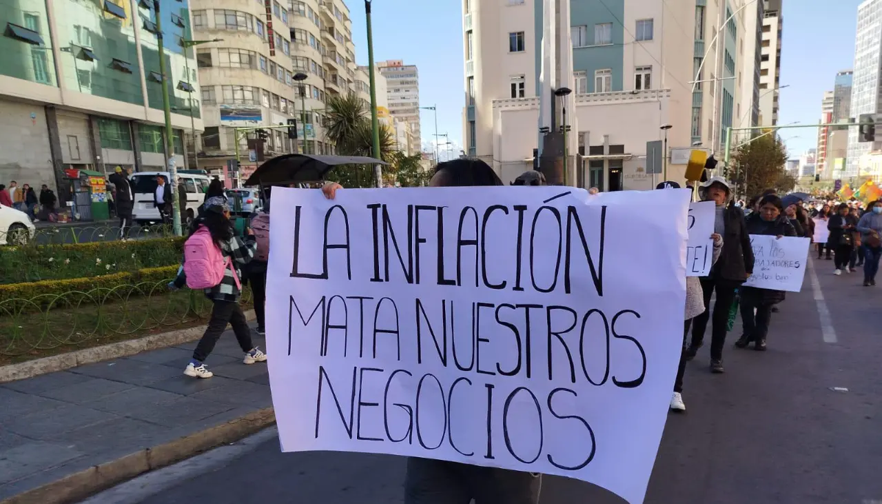 Cacerolazo de ponchos rojos, marcha de gremiales y juntas vecinales colapsan el centro de La Paz para exigir soluciones a la crisis