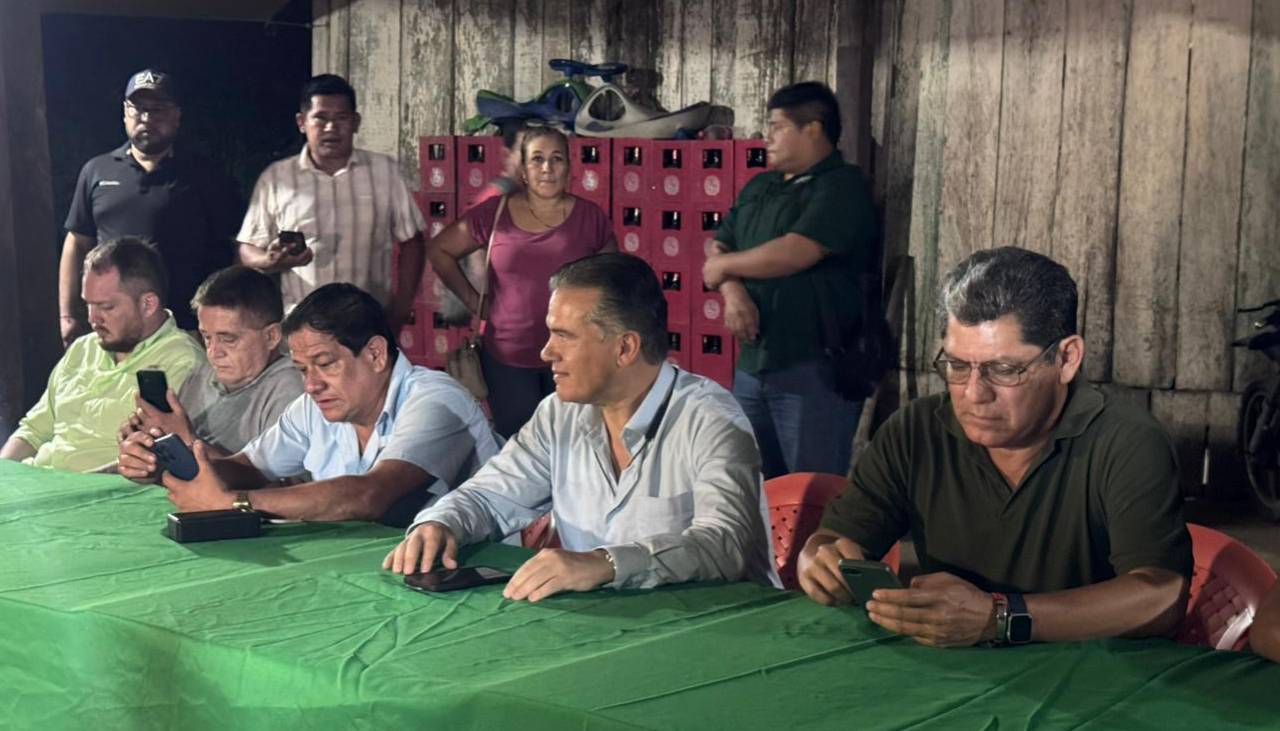 Ministro Justiniano y el gobernador de Beni se reúnen con dirigentes para levantar bloqueo en Puente San Pablo