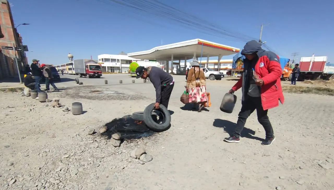 “Estamos durmiendo en la fila”: Choferes bloquean la ruta El Alto - Viacha por escasez de diésel