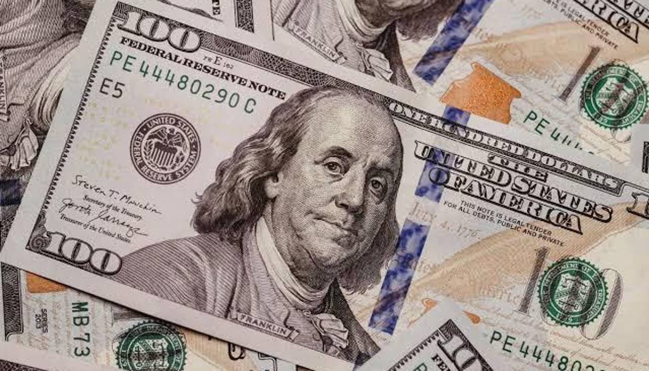 El dólar oficial vuelve a subir y cruza la barrera de los Bs 12 para este miércoles 