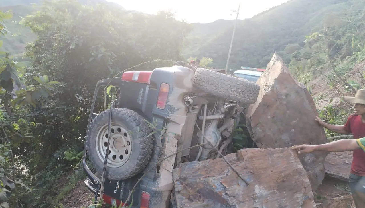Un deslizamiento arrastró un vehículo con una persona a bordo en el norte de La Paz, reporta la Policía 