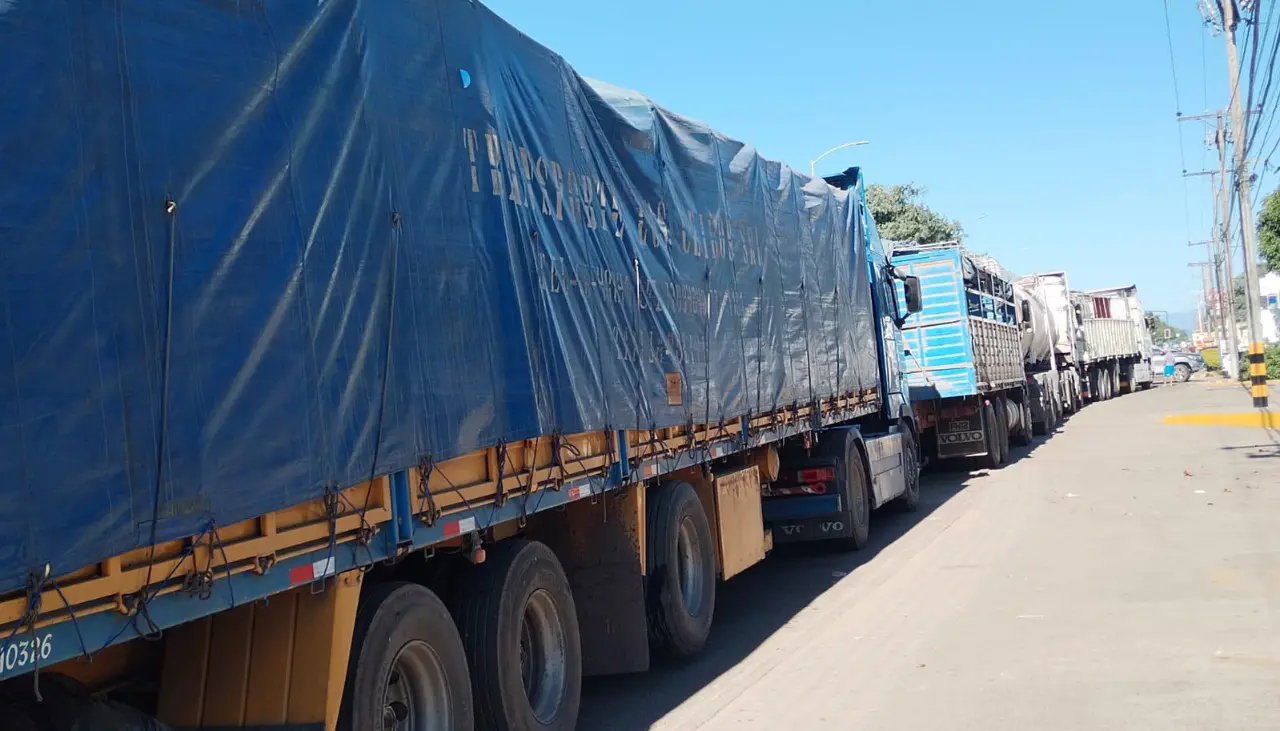 Persisten filas por diésel y choferes dicen que esperan hasta tres días para cargar