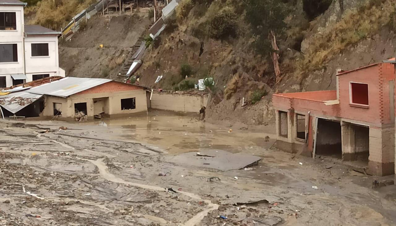 “Vivimos hacinados en un albergue”: Damnificados de Bajo Llojeta piden ayuda para recuperar sus hogares