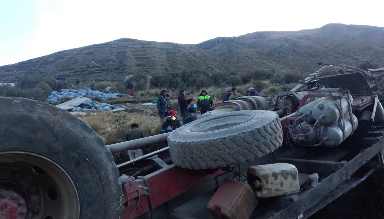 Camión cae a barranco con nueve integrantes de una familia que trasladaban papa