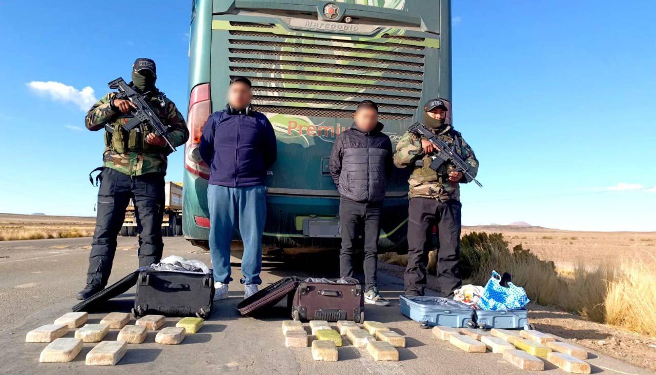 Hallan otras tres ‘narcomaletas’ en un bus que transitaba en la ruta Oruro - Potosí; se aprehendió a dos personas