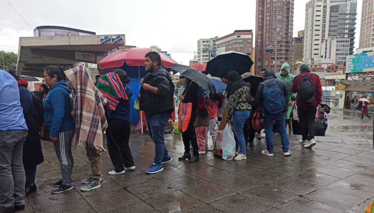 Emapa vende dos botellas de aceite por persona y se generan filas pese a la lluvia