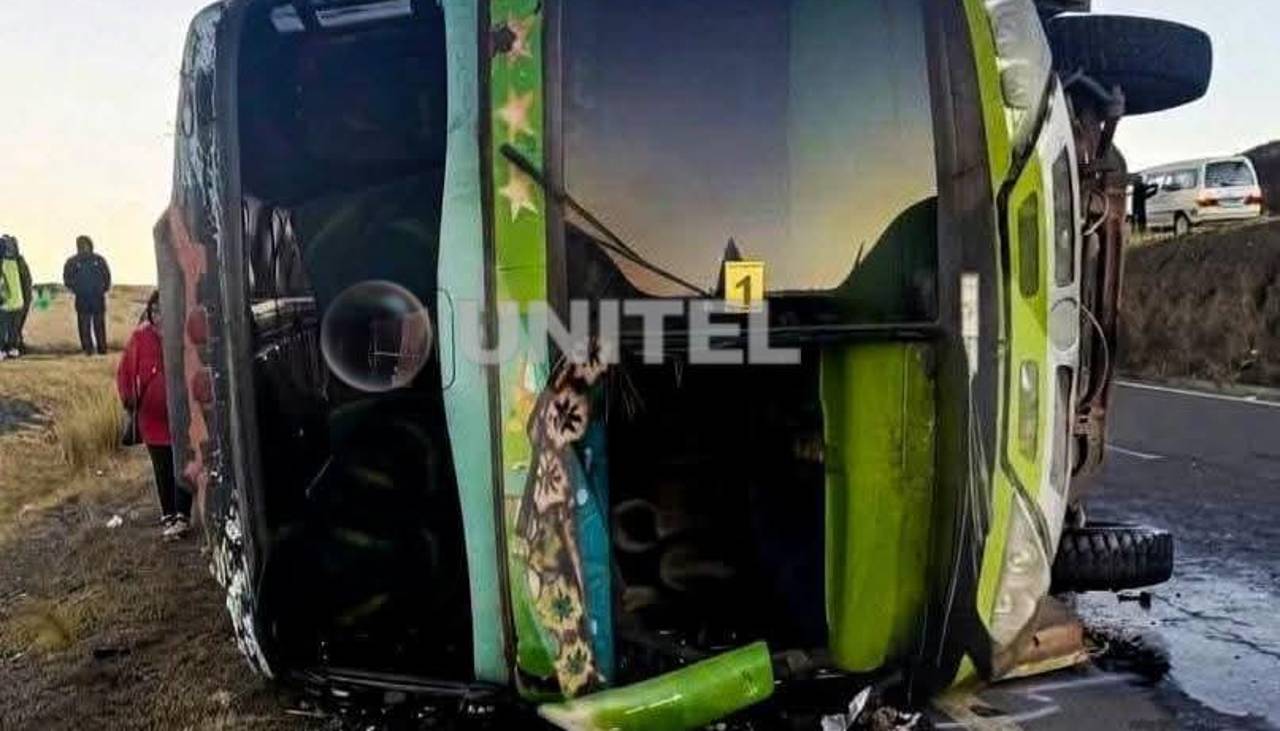 Al menos dos muertos y 23 heridos por vuelco de flota en la carretera a Copacabana