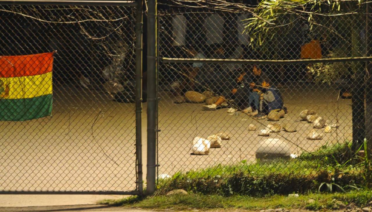 Tras apagón, cocaleros del trópico masifican bloqueos en la ruta Cochabamba - Santa Cruz