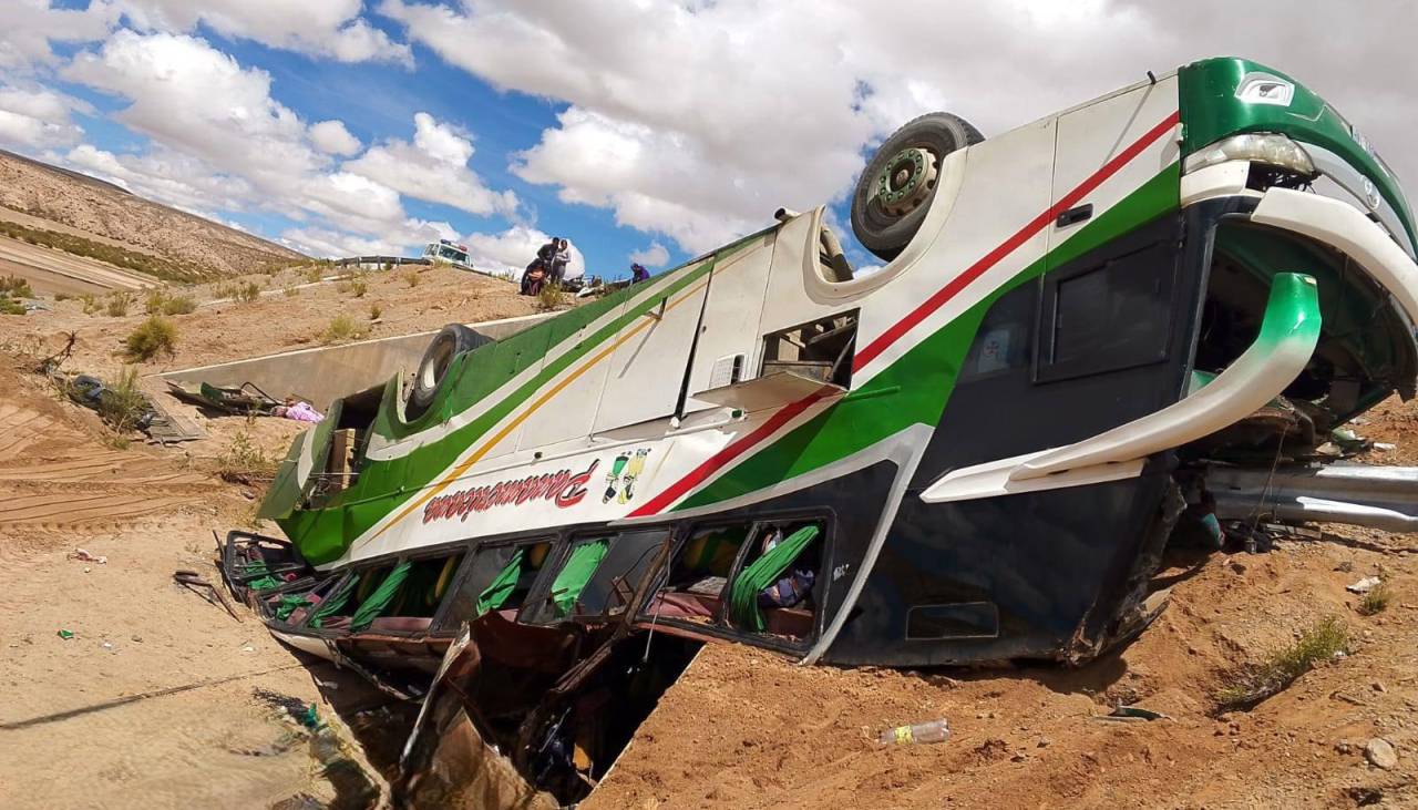 Tragedia en Uyuni: El joven de 24 años que conducía el bus que volcó no estaba registrado como chofer ni como pasajero, señala Tránsito